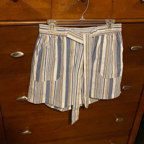 High waisted shorts 🌸bundle with other items and save!! - Picture 1 of 6